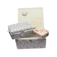 Set cutii tip cosuri pentru organizarea accesoriilor alb si mov cu model floral (1x mare si 1x medie) si cutie de accesorii (cu accesorii incluse)